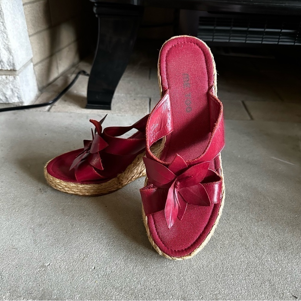 Me Too red flower wedge sandal size 7